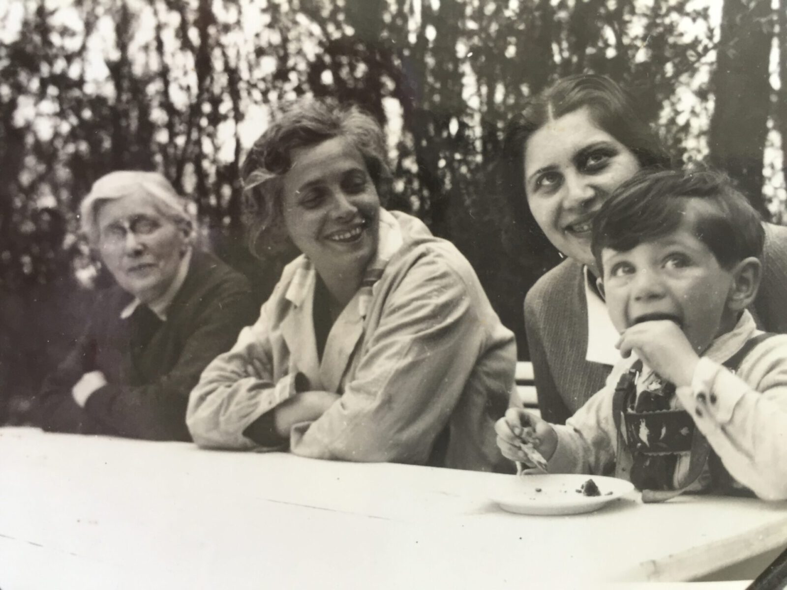 von links nach rechts: vermutlich Mutter von Lina Löbenberg, Lina Löbenberg, Alice Lisl Philipp mit Sohn Chaim Yaron