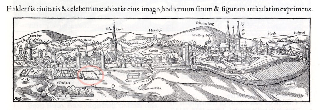 Ansicht der Residenzstadt Fuldt von Hans Brosamer in Sebastian Münsters Cosmographia universalis, der Alte Jüdische Friedhof ist markiert; Quelle lagis-hessen.de